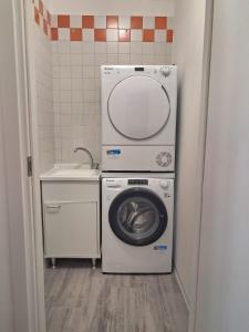 a laundry room with a washing machine and a sink at Casa Vacanze Il Viaggiatore in San Benedetto del Tronto