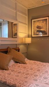 a bedroom with a bed and a painting on the wall at Venezia in Haapsalu