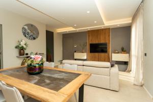 a living room with a table and a couch at Casa di Babii in Serle