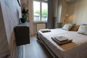 a bedroom with a bed with towels on it at Casa di Babii in Serle