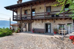 a building with a bench in front of it at Agriturismo El Giardì in Marone