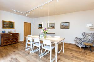 a dining room with a table and chairs at Strandleben - Galerie Nummer 13 in Ahrenshoop