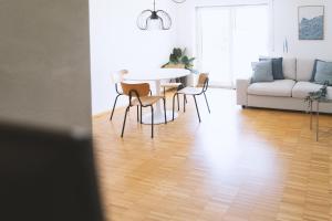 a living room with a table and chairs and a couch at Apartment 39 in Giengen an der Brenz +6 photos