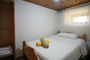 a bedroom with a bed with two towels on it at Kulla e Sadri Lukes in Theth