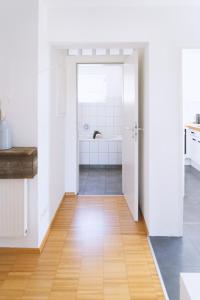 a hallway of a bathroom with a door leading to a tub at Apartment 39 in Giengen an der Brenz