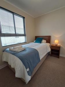 a bedroom with a large bed and a window at Casa full equipada con tres camas y se puede habilitar una cuarta cama a solicitud in Antofagasta
