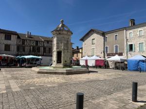 a monument in the middle of a square with buildings at Maison Girasol Sleeps 4 w Pets On Request in Eymet