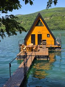 a cabin on a dock on a lake at Omorika Perućac Splav in Gaočići +15 photos