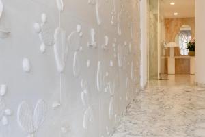 a white wall with white butterflies on it at Plus Fariones Habitat in Arrecife