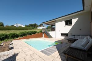a swimming pool in the backyard of a house at Superbe maison au calme - Piscine in Chantraine