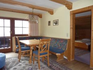 uma sala de jantar com uma mesa e um sofá em Fürstenhof em Alpbach