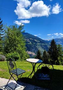 a table and chairs with a view of a mountain at Panoramablick Line in Winklern