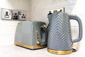 a toaster and kettle on a counter in a kitchen at Central Sheffield Stay, Work Trips, Contractors & City Breaks in Sheffield