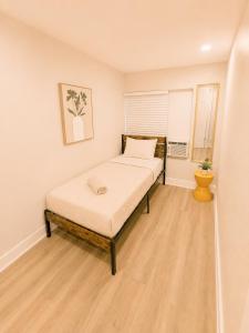 a bedroom with a bed in a room at Villa Shores in Miami +5 photos