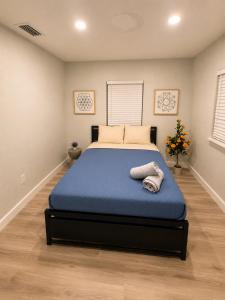 a bedroom with a large bed in a room at Villa Shores in Miami