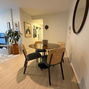 a dining room table and chairs in a room at QUARTO INTEIRO com banheiro exclusivo Coração de Florianópolis in Florianópolis