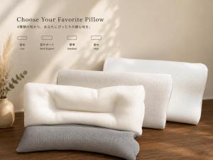 a pair of white couches sitting in a room at Grand Reve KODEKI Near Nagoya Dome in Yadachō