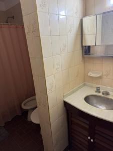 ein Badezimmer mit Waschbecken und Toilette in der Unterkunft Catarinas in Chivilcoy