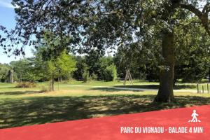 a park with a tree and a red carpet at " L'Oratoire Mansardé " Linge fourni - Wifi - TV in Lagardelle-sur-Lèze