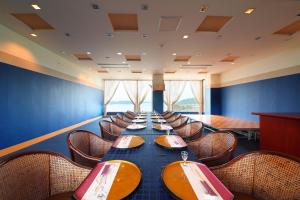 une grande salle à manger avec une grande table et des chaises dans l'établissement Tabiyado Yobuko, à Karatsu