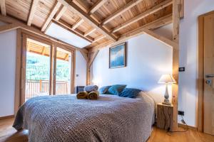 a bedroom with a bed with two towels on it at Chalet Nanouk - exposé plein sud in La Salle-les-Alpes