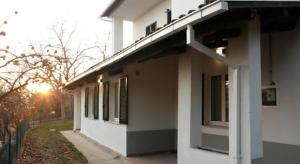 ein weißes Gebäude vor dem Hintergrund der untergehenden Sonne in der Unterkunft Bambù Affittacamere & Residence in Teramo