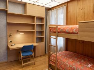 a room with bunk beds and a desk and a bed at Casa Elda in Valdidentro