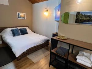 a small bedroom with a bed and a mirror at פרא בקתות אירוח - מתחם נופש כפרי עם בריכה פרטית in Nir Yafe