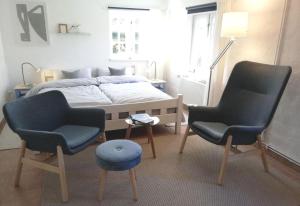 a bedroom with two chairs and a bed at Urlaub mit Hund - aktuell noch freie Kapazitäten im Sommer! in Riepsdorf