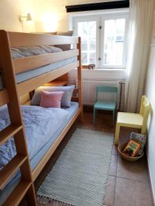 a bedroom with two bunk beds and a window at Urlaub mit Hund - aktuell noch freie Kapazitäten im Sommer! in Riepsdorf