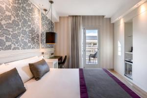 a hotel room with a bed and a balcony at Catalonia Plaza Catalunya in Barcelona