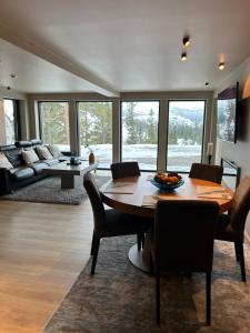 a living room with a table and a couch at Stor hytte på Gaustablikk in Gaustablikk
