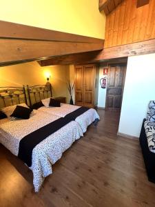 two beds in a room with wooden floors at Gestiona2R - Casa en Colombres centro in Colombres