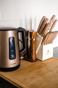 a coffee pot and wooden utensils on a table at bijDorien in Gennep