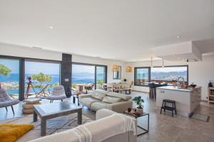 a large living room with a kitchen and a living room at Villa Bianca in LʼÎle-Rousse