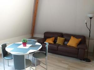 a living room with a couch and a table at logies 'Raapbreuk' in Herentals