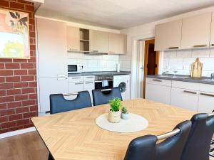 a kitchen and dining room with a table and chairs at Asia Oase in Arendsee