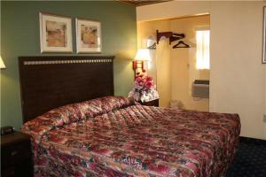a hotel room with a bed in a room at Plaza Travel Inn in Clewiston