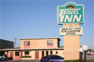 a sign for aaky inn in front of a building at Plaza Travel Inn in Clewiston
