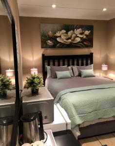 a bedroom with two beds and a painting on the wall at Golf View Lodge Melmoth in Melmoth
