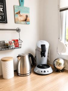 a kitchen counter with a blender on a counter top at Le petit paradis in Abbeville