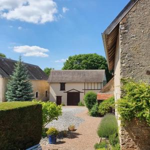 an exterior view of a house with a garage at La savignacoise in Savigny-en-Sancerre
