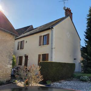 a white house with a hedge in front of it at La savignacoise in Savigny-en-Sancerre +15 photos