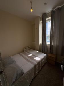 a bedroom with a bed and a window at Beautiful 2 Bedroom - Woolwich in Woolwich