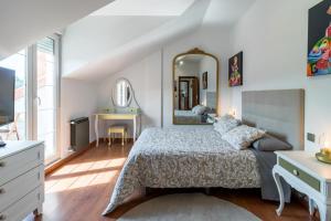 a bedroom with a bed and a large mirror at Romántico apartamento con piscina in Vargas +18 photos