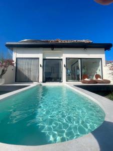 ein Swimmingpool vor einem Haus in der Unterkunft White cloudy in Gretek
