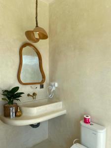 ein Badezimmer mit Waschbecken und Spiegel an der Wand in der Unterkunft White cloudy in Gretek + 39 Fotos