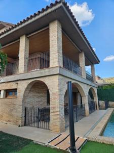 a building with a balcony on the side of it at MEQUEDO el ESPOLON in Alcañiz