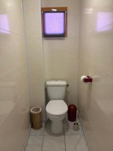 a small bathroom with a toilet and a window at Le chant des oiseaux chambre pour quatre à quelques minutes de la Baie de Somme entre nature mer et télétravail in Nibas +14 photos