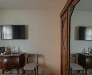 a room with a table and chairs and a mirror at A Casita Clara in Amarante +19 photos